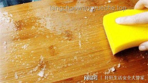 女子惊现！旧菜板藏满黄曲霉素，安全处理指南